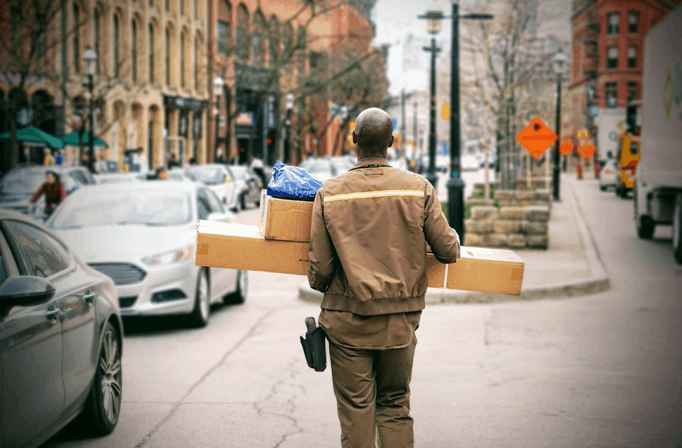How to Ship Clothes: Best Shipping Practices Ahead of The Retail Season
